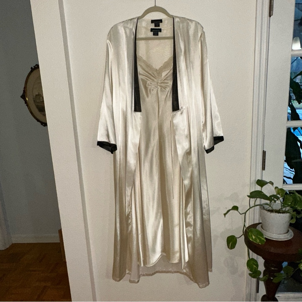 Jones New York Elegant M  Nightgown Robe Set CREAM SATIN with sheer black accent